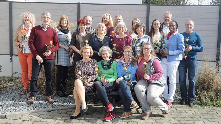 Eine Rose gab es für die Teilnehmer und das Schulungsteam nach einem halben Jahr erfolgreicher Ausbildung zum Sterbebegleiter. Eine Rose gab es für die Teilnehmer und das Schulungsteam nach einem halben Jahr erfolgreicher Ausbildung zum Sterbebegleiter.