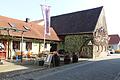 Neben dem Restaurant Schoppenhäusle in der Volkacher Weinstraße soll ein großes Gebäude mit Stellplätzen und Ferienwohnungen entstehen. Dafür wird das frühere Wirtschaftsgebäude des Weinguts Erhard (rechts) abgerissen. Das Weingut gehört seit 2018 zu Römmerts Weinwelt, zu der auch das Sonnenhotel Weingut Römmert zählt.