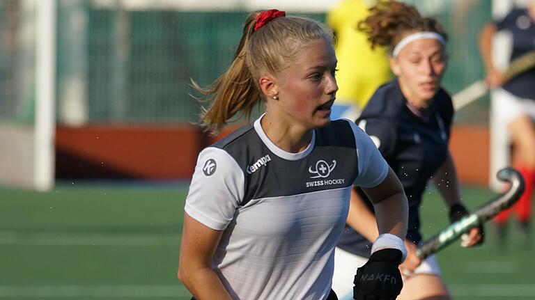 Nele Pöhler im Trikot der Schweizer Nationalmannschaft. Nur ein Tor fehlte, um im entscheidenden Spiel gegen den späteren Sieger Frankreich das Halbfinale zu erreichen. Nele Pöhler im Trikot der Schweizer Nationalmannschaft. Nur ein Tor fehlte, um im entscheidenden Spiel gegen den späteren Sieger Frankreich das Halbfinale zu erreichen.