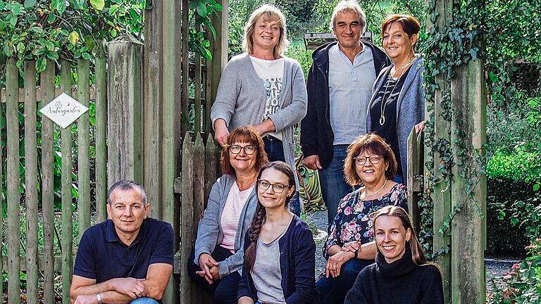 Das Team des UBiZ wurde ausgezeichnet (vorne von links): Besik Tevzadze, Martina Döllner, Petra Sommer, Sabine Selig und Kathleen Meerkamp; stehend: Gertrud Leuchter, Günter Lieberth und Sabine Hartmann). Das Team des UBiZ wurde ausgezeichnet (vorne von links): Besik Tevzadze, Martina Döllner, Petra Sommer, Sabine Selig und Kathleen Meerkamp; stehend: Gertrud Leuchter, Günter Lieberth und Sabine Hartmann).