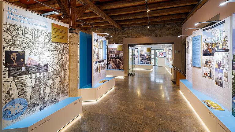 Blick in die Ausstellung 'Orte der Demokratie' in der Barockscheune Volkach.