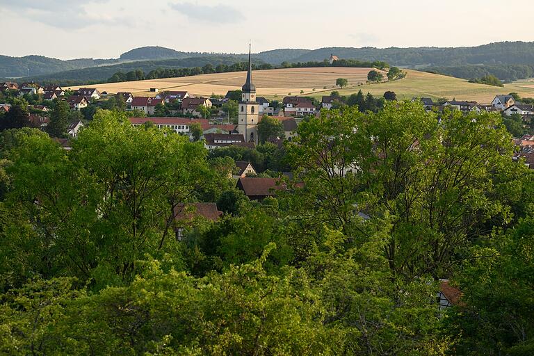 Der Anstieg zum Wurmberg tut zwar weh, liefert aber einen sehr schönen Blick auf Fladungen und die Lange Rhön im Hintergrund. Der Anstieg zum Wurmberg tut zwar weh, liefert aber einen sehr schönen Blick auf Fladungen und die Lange Rhön im Hintergrund.
