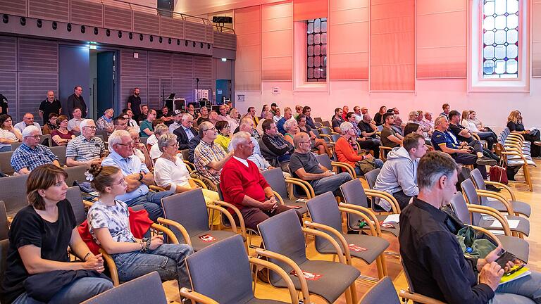 Etwa 80 Interessierte waren in die Alte Synagoge gekommen. Sie erlebten Barbara Becker (CSU), Wolfgang Lenhard (Grüne) und Eva-Maria Weimann (SPD) auf dem heißen Stuhl des DGB. Fünf Kandidaten fehlten aus verschiedenen Gründen. Etwa 80 Interessierte waren in die Alte Synagoge gekommen. Sie erlebten Barbara Becker (CSU), Wolfgang Lenhard (Grüne) und Eva-Maria Weimann (SPD) auf dem heißen Stuhl des DGB. Fünf Kandidaten fehlten aus verschiedenen Gründen.