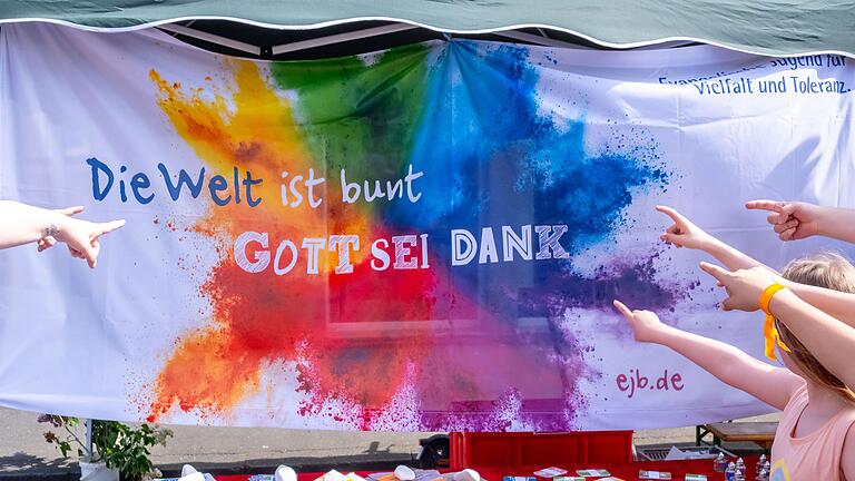 Ein klarer Standpunkt, beim Fest der Demokratie in Oberndorf am 1. Mai. Ein klarer Standpunkt, beim Fest der Demokratie in Oberndorf am 1. Mai.