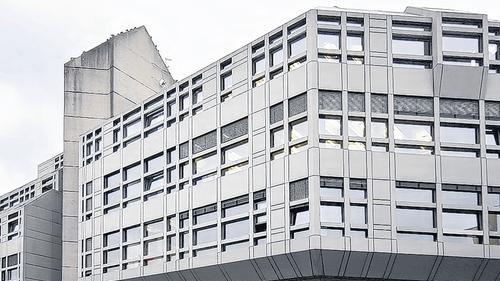 Die Fachhochschule in der Münzstraße. Architektonisch ein ansprechend provozierender Bau. Er ist aber innen und außen marode. Eine Sanierung ist nötig, je schneller, je besser. Die Fachhochschule in der Münzstraße. Architektonisch ein ansprechend provozierender Bau. Er ist aber innen und außen marode. Eine Sanierung ist nötig, je schneller, je besser.