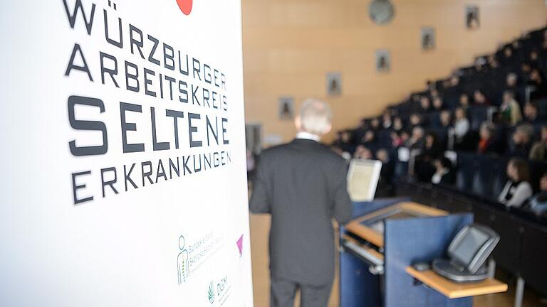 Tag der Seltenen Erkrankungen - Zahlreiche Besucher verfolgen am Samstag den bayernweiten Tag der Seltenen Erkrankungen im Zentrum Operative Medizin (ZOM) an der Uniklinik in Würzburg. Die Eröffnungsrede übernehmen Prof. Hebestreit, Sprecher des Zentrums für Seltene Erkrankungen, und Gerald Brandt, 1. Vorsitzender des Vereins Hypophosphatasie Deutschland. Tag der Seltenen Erkrankungen - Zahlreiche Besucher verfolgen am Samstag den bayernweiten Tag der Seltenen Erkrankungen im Zentrum Operative Medizin (ZOM) an der Uniklinik in Würzburg. Die Eröffnungsrede übernehmen Prof. Hebestreit, Sprecher des Zentrums für Seltene Erkrankungen, und Gerald Brandt, 1. Vorsitzender des Vereins Hypophosphatasie Deutschland.