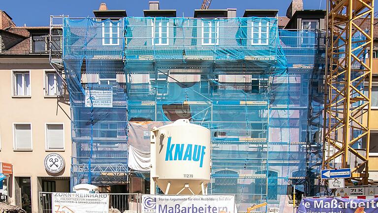 Noch ist das Hotel hinter dem Gerüst versteckt - im Oktober sollen die Bauarbeiten beendet sein.&nbsp;