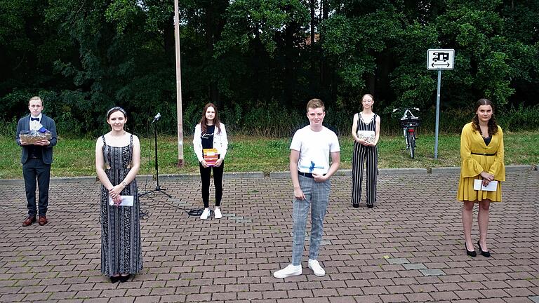 Abschied mit Abstand: Absolventen der Realschule in Gerolzhofen haben sich zu einem Gruppenfoto aufgestellt, das es ohne Corona so nicht gäbe.