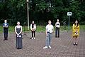 Abschied mit Abstand: Absolventen der Realschule in Gerolzhofen haben sich zu einem Gruppenfoto aufgestellt, das es ohne Corona so nicht gäbe.