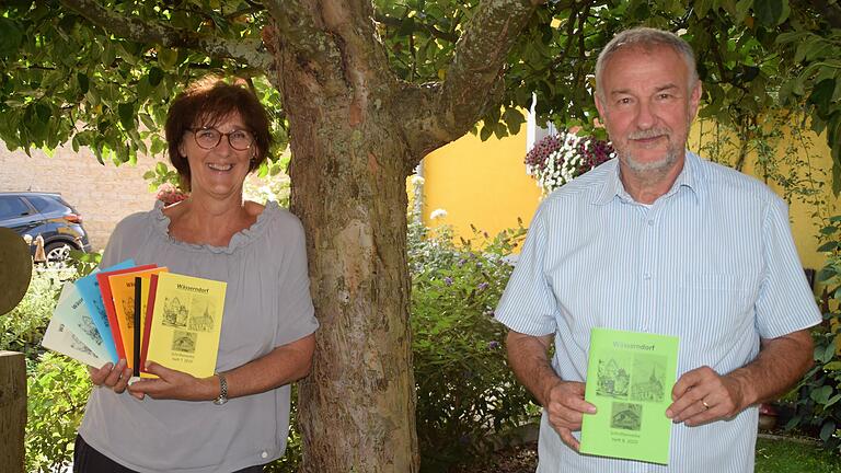 Lothar Huthöfer präsentiert den neu erschienenen achten Band der Schriftenreihe des Schlossruinenvereins. Dessen Vorsitzende Monika Rützel hält die bisher erschienenen Bände in Händen, die über den Verein zu beziehen sind.