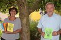 Lothar Huthöfer präsentiert den neu erschienenen achten Band der Schriftenreihe des Schlossruinenvereins. Dessen Vorsitzende Monika Rützel hält die bisher erschienenen Bände in Händen, die über den Verein zu beziehen sind.