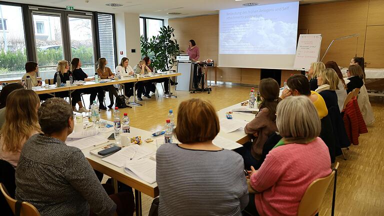 An der Schulung des Europäischen Instituts für Stillen und Laktation nahmen fach- und stationsübergreifend etwa 30 Mitarbeitende des Mutter-Kind-Zentrums teil.