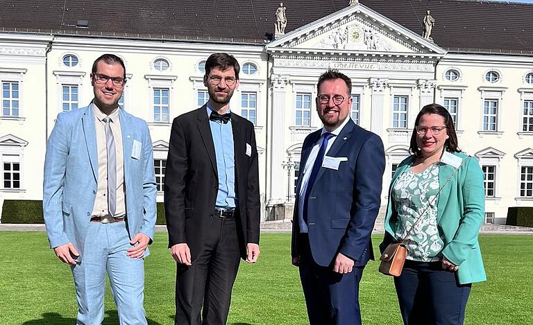 Schnappschuss vor Schloss Bellevue: (von links) Johannes Albert zusammen mit Michael Bergrab, Bürgermeister von Lisberg im Landkreis Bamberg, Florian Liening-Ewert, Bürgermeister aus Hendungen in Rhön-Grabfeld, und   Franziska Hildebrandt, Bürgermeisterin von Klettbach in Thüringen.