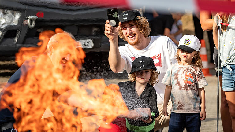 Zahlreiche Menschen nehmen am FFW-Tag der offenen Türe am Sonntag 22.09.24 in Schweinfurt teil.