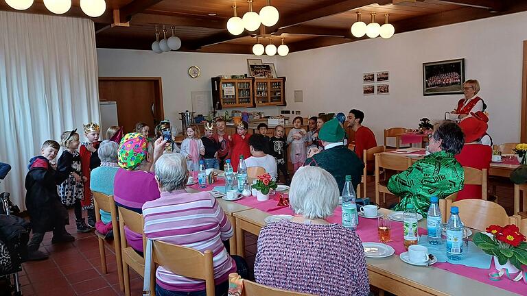 Seniorinnen und Senioren des ökumenischen Club 60 Uettingen bei der Faschingsfeier mit Besuch der Vorschulkinder des Kindergartens Uettingen. Lustige Lieder der Kinder erfreuten die Seniorinnen und Senioren. Seniorinnen und Senioren des ökumenischen Club 60 Uettingen bei der Faschingsfeier mit Besuch der Vorschulkinder des Kindergartens Uettingen. Lustige Lieder der Kinder erfreuten die Seniorinnen und Senioren.