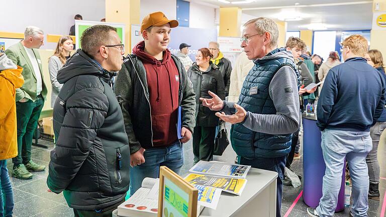 Personalleiter André Maschke (rechts) von Edeka Didis berät Schüler Leon und seinen Vater Maik Friedrich aus Unterspiesheim über mögliche Ausbildungsstellen.&nbsp;