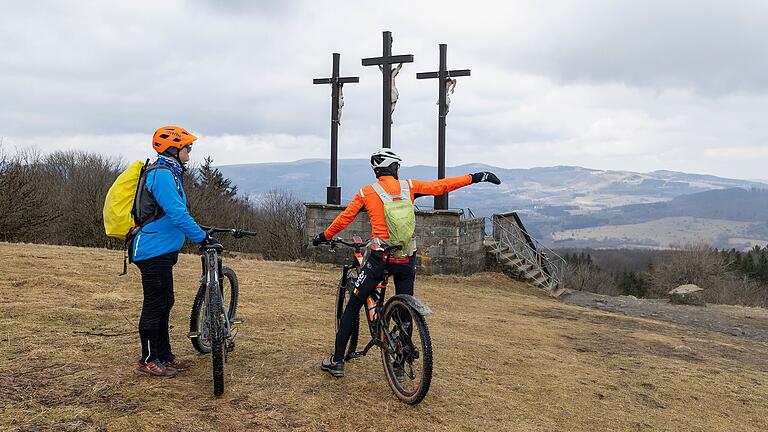 Sehnsuchtsort Kreuzberg, Blick über die Rhön: Fredi Breunig und Michael Nöth (li) an den drei Kreuzen.&nbsp;