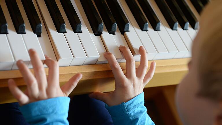 Wo kann mein Kind ein Instrument lernen? Wosch will auch Musikschulen in ihrem Buch auflisten und Tipps geben. Foto (Archiv): dpa Wo kann mein Kind ein Instrument lernen? Wosch will auch Musikschulen in ihrem Buch auflisten und Tipps geben. Foto (Archiv): dpa