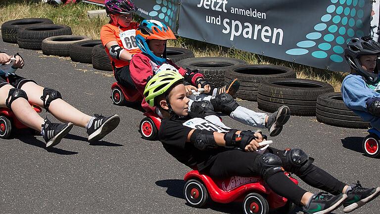Bereits zum siebten Mal veranstaltete die Freiwillige Feuerwehr Wombach ihr Bobby Car Rennen. Bereits zum siebten Mal veranstaltete die Freiwillige Feuerwehr Wombach ihr Bobby Car Rennen.