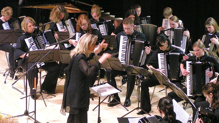 Ein festliches Akkordeonkonzert, veranstaltet vom Musikinstitut der Stadt Marktheidenfeld. Ein festliches Akkordeonkonzert, veranstaltet vom Musikinstitut der Stadt Marktheidenfeld. 