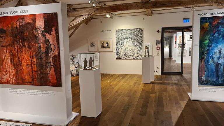 Ein ungewöhnliches Ausstellungskonzept: Weihnachtskrippen und zeitgenössische Kunst.