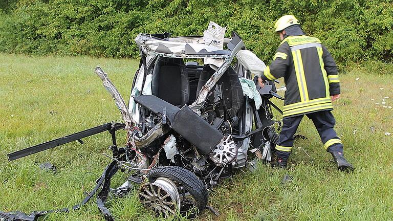 Auf der Stelle tot war eine 32-Jährige, die auf der B 286 bei Gerolzhofen mit ihrem Smart gegen einen Sattelzug prallte. Auf der Stelle tot war eine 32-Jährige, die auf der B 286 bei Gerolzhofen mit ihrem Smart gegen einen Sattelzug prallte.