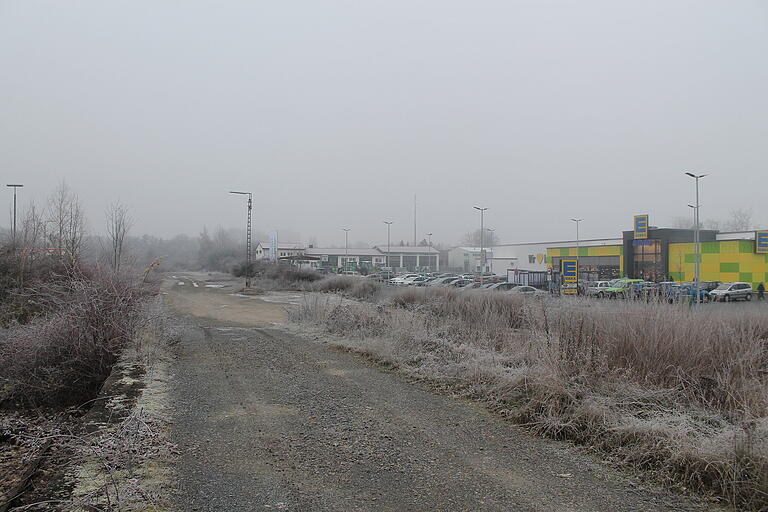 Dieser Streifen zwischen dem Bahnhofsgelände (links) und dem Ratisbona-Areal (rechts) mit den Einkaufsmärkten und der BayWa hat ein Gerolzhöfer Unternehmer von der Bahn erworben. Dieser Streifen zwischen dem Bahnhofsgelände (links) und dem Ratisbona-Areal (rechts) mit den Einkaufsmärkten und der BayWa hat ein Gerolzhöfer Unternehmer von der Bahn erworben.