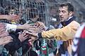 Bis heute in Schweinfurt extrem beliebt: Ermin Melunovic, hier nach einem Spiel gegen den MSV Duisburg im Februar 2002 am Zaun.&nbsp;