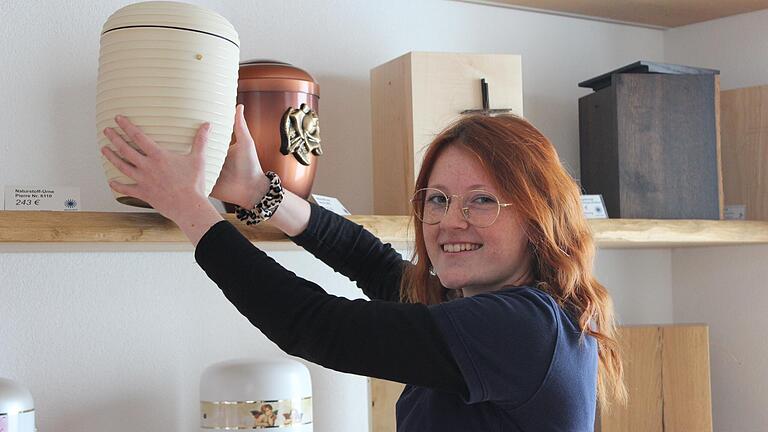 Von modern bis traditionell: In ihrem beruflichen Alltag berät Franca Keller, die derzeit eine Ausbildung zur Bestattungsfachkraft absolviert, Angehörige bei der Wahl der passenden Urne. Von modern bis traditionell: In ihrem beruflichen Alltag berät Franca Keller, die derzeit eine Ausbildung zur Bestattungsfachkraft absolviert, Angehörige bei der Wahl der passenden Urne.