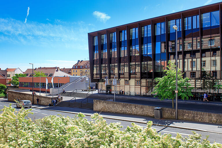 Das Deutschhaus-Gymnasium in der Zeller Straße bietet eine Hochbegabtenklasse an. Das Deutschhaus-Gymnasium in der Zeller Straße bietet eine Hochbegabtenklasse an. 