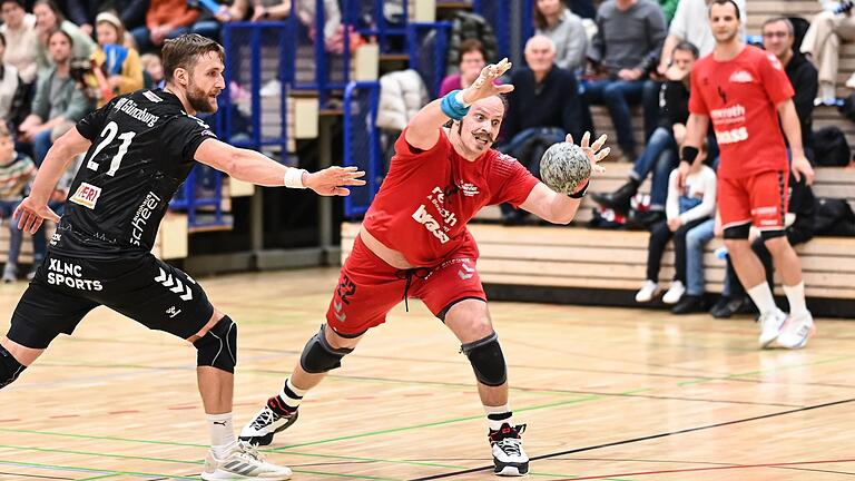 Großer Einsatz: Der Lohrer Franziskus Gerr (rechts) erkämpft sich den wegspringenden Ball, Daniel Jäger vom VfL Günzburg bleibt nur die Zuschauerrolle. Großer Einsatz: Der Lohrer Franziskus Gerr (rechts) erkämpft sich den wegspringenden Ball, Daniel Jäger vom VfL Günzburg bleibt nur die Zuschauerrolle.