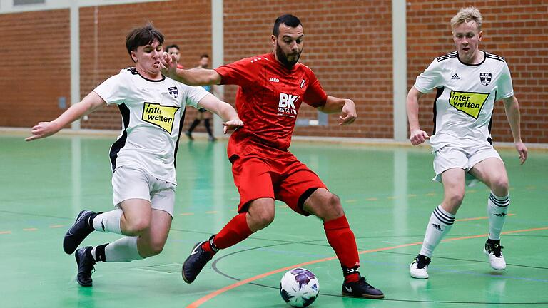 Die Fußballer des FC Iphofen (links mit Anton Kern, rechts mit Lucas Knauer) blieben bei den vier Vorturnieren in Unterpleichfeld als einziges der 22 teilnehmenden Teams ohne Punktverlust. Damit ist der Kreisklassist für die Endrunde am 5. Januar in Rottendorf qualifiziert. Weiter im Bild: Mike Cantarella vom TSV Sackenbach (Bildmitte).