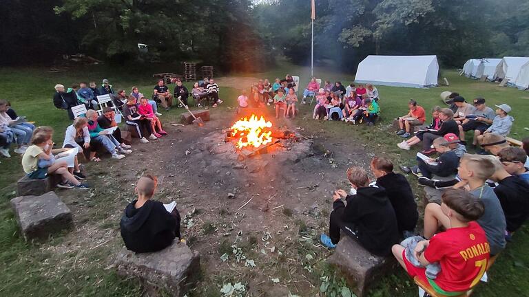 Lagerfeuer. Lagerfeuer.
