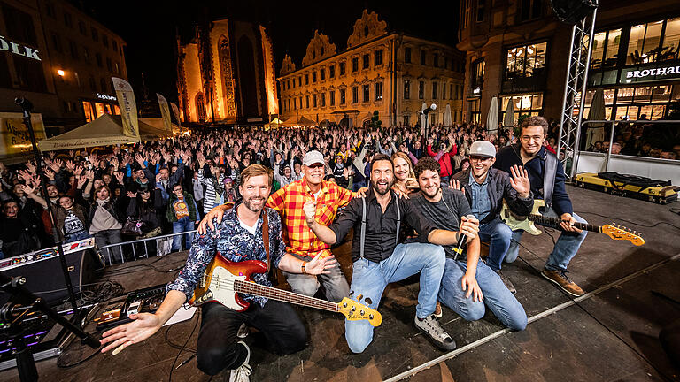 'Rush Hour' begeistern das Publikum auf der FRIZZ/WVV Bühne. Tausende Menschen besuchen das. Stadtfest am Samstag 14.09.24 in der Würzburger Innenstadt.
