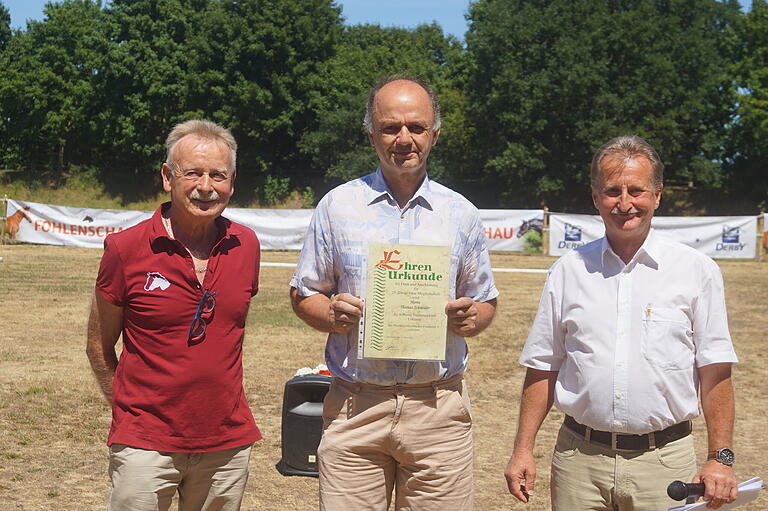 Die silberne Treuenadel mitsamt Ehrenurkunde für 25 Jahre Mitgliedschaft erhielt Thomas Schneider von Georg Ochs (links) und Günter Fandel.