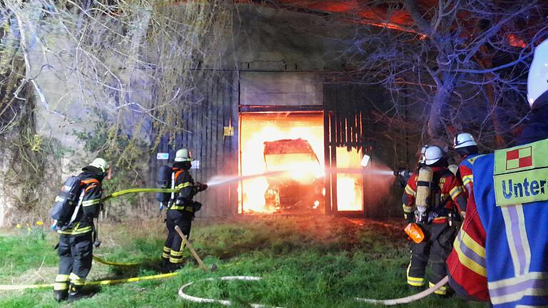 Bei einem Feuer in einer Scheune in Rottenbauer sind am 1. April zahlreiche Wohnmobile und Campingbusse den Flammen zum Opfer gefallen. Bei einem Feuer in einer Scheune in Rottenbauer sind am 1. April zahlreiche Wohnmobile und Campingbusse den Flammen zum Opfer gefallen.