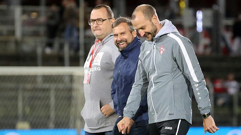 Zufriedenheit bei den Bossen: (von links) Präsident Michael Grieger, Anteilseigner Dominik Möhler sowie Sportdirektor und Interimstrainer Sebastian Neumann nach Abpfiff auf dem Rasen.