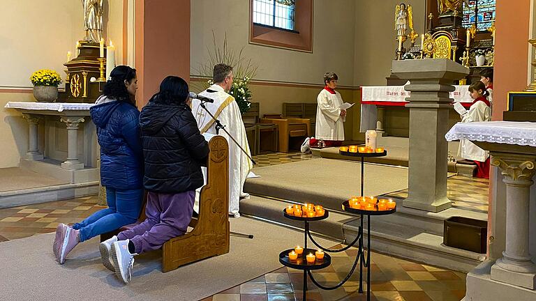 In fünf Sprachen, unter anderem auf Malayalam, wurde der Rosenkranz um Frieden in der Stadtlauringer Kerlachkapelle gebetet.