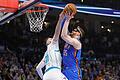 Oklahoma City Thunder - Charlotte Hornets       -  Isaiah Hartenstein (r.) holte gegen Charlotte bereits sein 26. Double-Double aus Punkten und Rebounds.