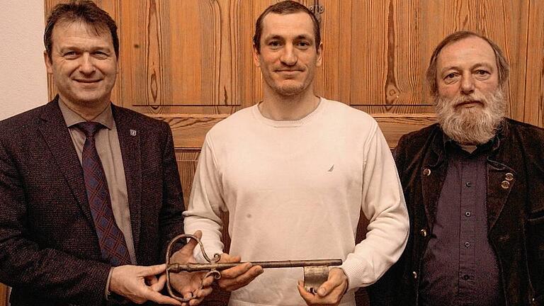Symbolische Schlüsselübergabe für die Sambachshof-Gebäude: Bürgermeister Thomas Helbling mit Jürgen und Karl-Heinz Wachmer.