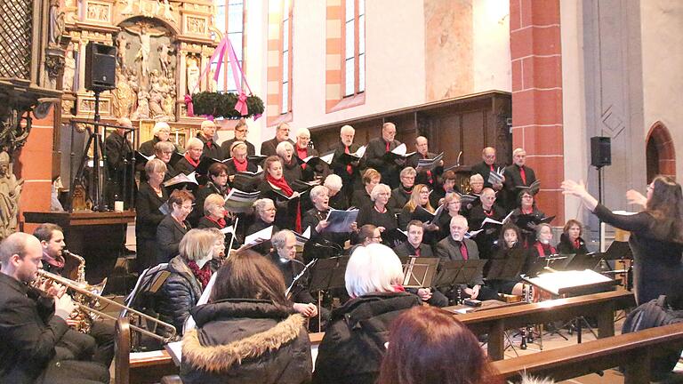 Der Chor der Sing- und Spielgemeinschaft Ochsenfurt in der Kirche St. Andreas.