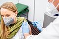 Vor allem jüngere Berechtigte, wie diese Erzieherin aus Bremen, werden hierzulande mit dem Impfstoff von Astrazeneca geimpft.