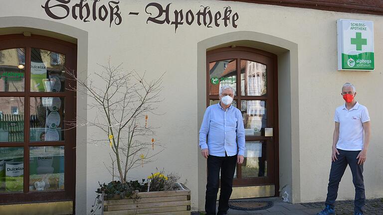 Apotheker Alfons König (links) und Hausarzt Eberhard Helm (Ostheim) erwarten in der nächsten Woche&nbsp; die ersten Impf-Dosen, damit auch alle niedergelassenen Ärzte im Landkreis zur bayerischen Impf-Strategie beitragen können.