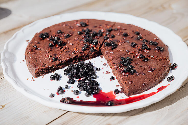 Ein Veganer Brownie in Kuchenform mit Heidelbeeren. Anja Moll will ihre Kundinnen und Kunden mit Rezepten ohne tierische Produkte begeistern. Ein Veganer Brownie in Kuchenform mit Heidelbeeren. Anja Moll will ihre Kundinnen und Kunden mit Rezepten ohne tierische Produkte begeistern.
