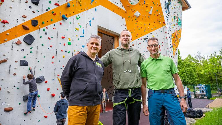 Die Stützen der Sektion Schweinfurt (von links): Ehrenmitglied Joachim Lindner, Erster Vorsitzender Hermann Frömel und Marketingchef Klaus Neumann vor der Kletterhalle.