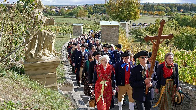 Bei der diesjährigen Musikantenwallfahrt der Arbeitsgemeinschaft Fränkische Volksmusik in Volkach auf dem Weg zur Kirche „Maria im Weingarten“ auf dem Kirchberg.