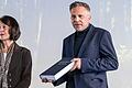 Prof. Anja Amend-Traut, Vorsitzende der Unabhängigen Kommission zur Aufarbeitung von sexuellem Missbrauch (UKAM) im Bistum Würzburg, übergab Jörg Amrhein, Mitglied des Betroffenenbeirates, am Dienstag das Gutachten.