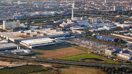 Sachs-Gelände 1 - Auf der Freifläche zwischen ZMS-Fertigung (links) und Entwicklungszentrum entsteht die neue Wandlerfabrik von ZF-Sachs. Sachs-Gelände 1 - Auf der Freifläche zwischen ZMS-Fertigung (links) und Entwicklungszentrum entsteht die neue Wandlerfabrik von ZF-Sachs.