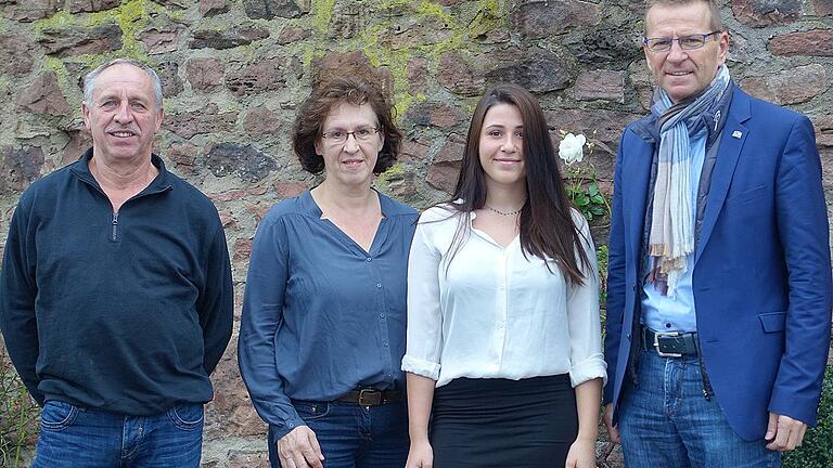 Die Vorsitzenden des Stadtmarketingvereins Gemünden aktiv, Rainer Mentges und Günther Felbinger, stellten am Freitag die neuen Geschäftsführerinnen vor: Else Platzer und Helena Neuf. Die Vorsitzenden des Stadtmarketingvereins Gemünden aktiv, Rainer Mentges und Günther Felbinger, stellten am Freitag die neuen Geschäftsführerinnen vor: Else Platzer und Helena Neuf.