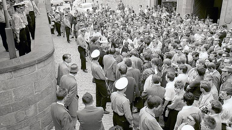 16.Juli 1968: Von einer Hundertschaft an Polizisten abgeriegelt, beschließt der große Senat in der Alten Uni die umstrittene Universitätssatzung. In der Domerschulstraße protestieren Studenten.